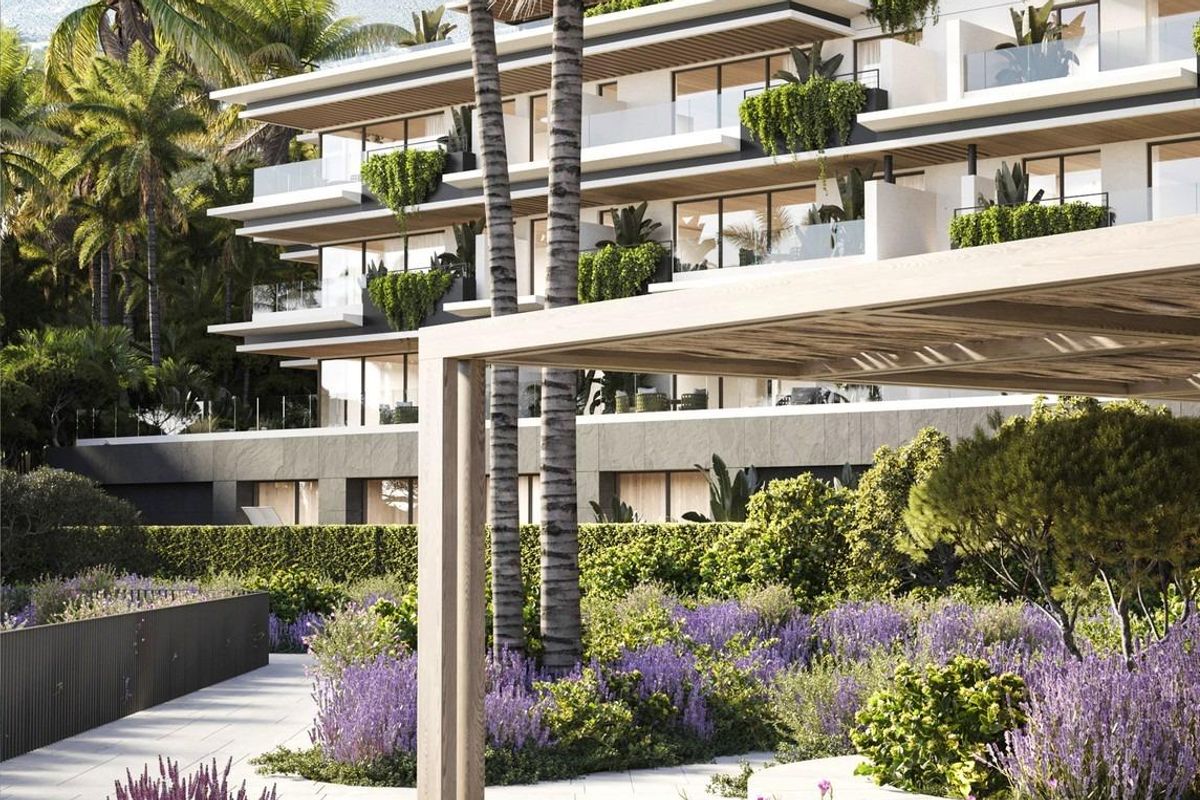 Mooi tuin met palm bomen rondom een moderne 3-slaapkamer appartement in Mijas, Costa del Sol.