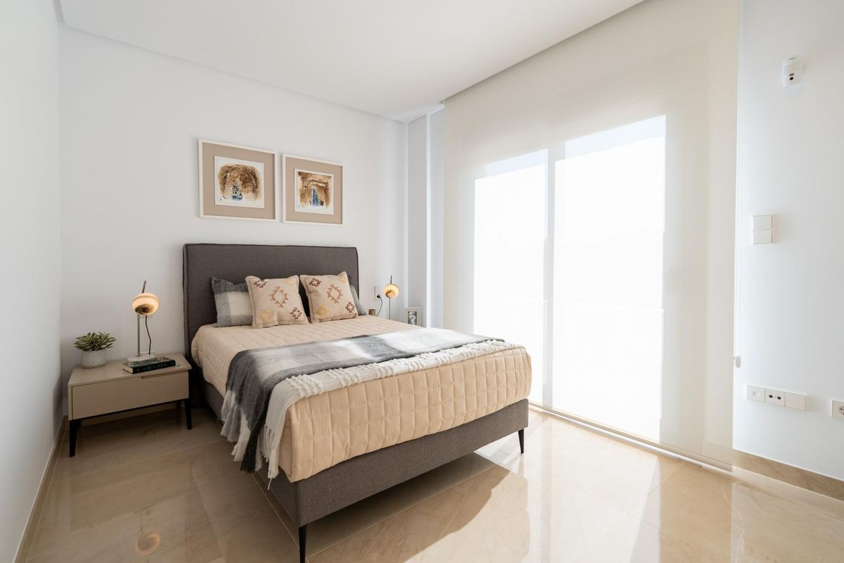 Gezellige slaapkamer met een tweepersoonsbed en toegang tot het balkon in een town house, Gran Alacant, Costa Blanca Zuid.