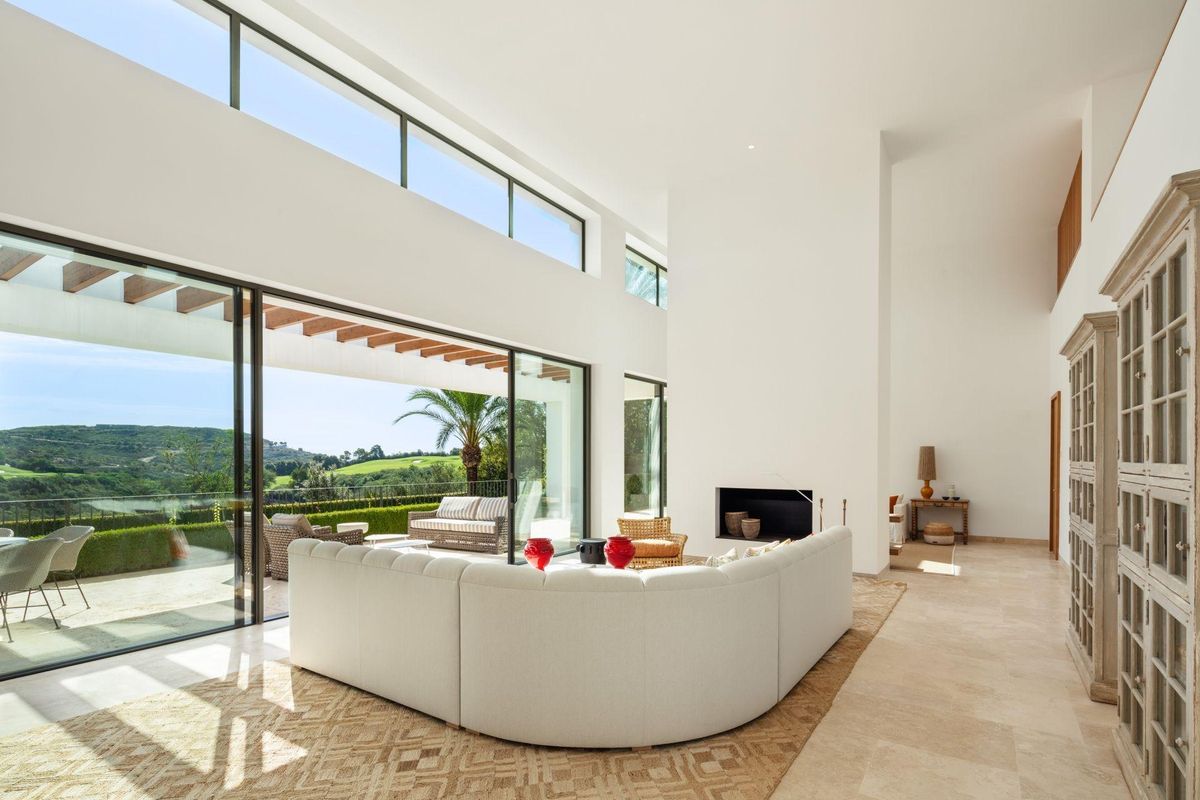 Contemporary woonkamer met panoramisch uitzicht en natuurlijk licht in de villa in Casares, Costa del Sol.