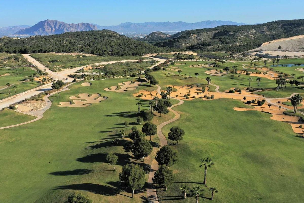 Luchtshot van een golfbaanlandschap in Orihuela, met nadruk op het ontwerp en de natuurlijke kenmerken.