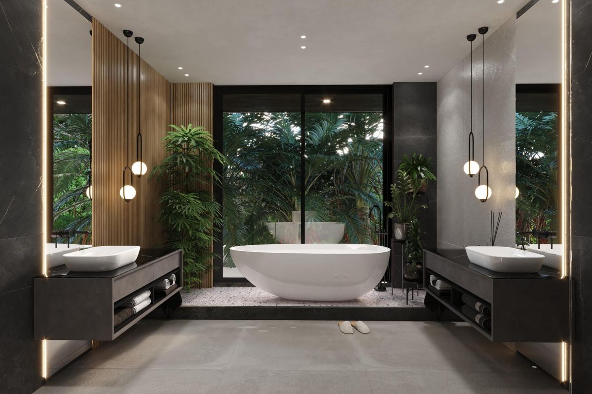 Luxe badkamer met tropische groenvoorzieningen zichtbaar door grote ramen in een villa in Benalmádena.