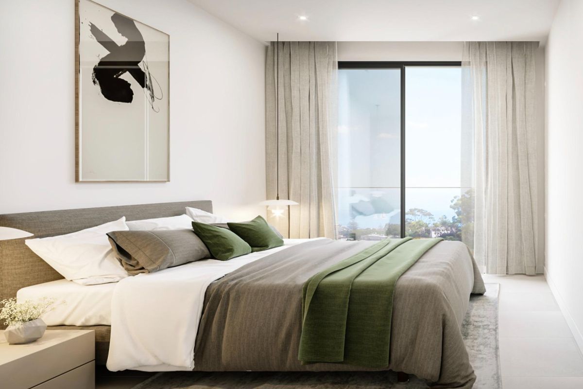 Elegante slaapkamer met rustgevende kleuren en stijlvolle meubels in een 3-slaapkamer penthouse, Torrevieja.