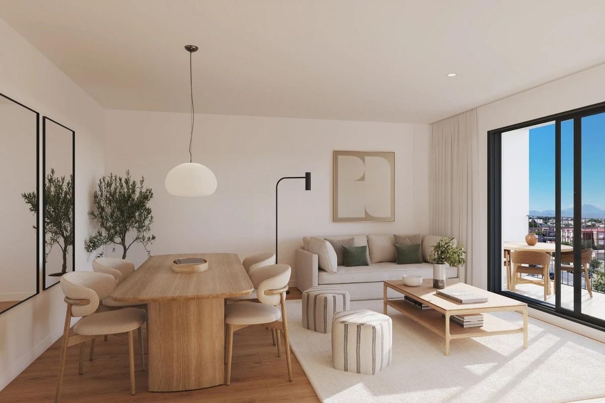 Moderne eetruimte met natuurlijk licht en uitzicht in een 4-slaapkamer penthouse in Alicante, Costa Blanca Zuid, Spanje.