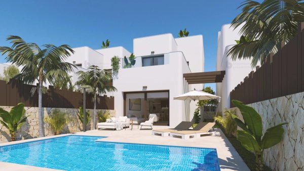 Buitenzicht op een moderne villa met 3 slaapkamers en een zwembad in Pilar de La Horadada, Costa Blanca Zuid.