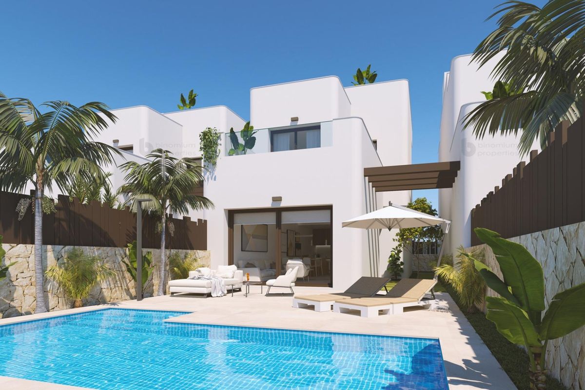 Buitenzicht op een moderne villa met 3 slaapkamers en een zwembad in Pilar de La Horadada, Costa Blanca Zuid.