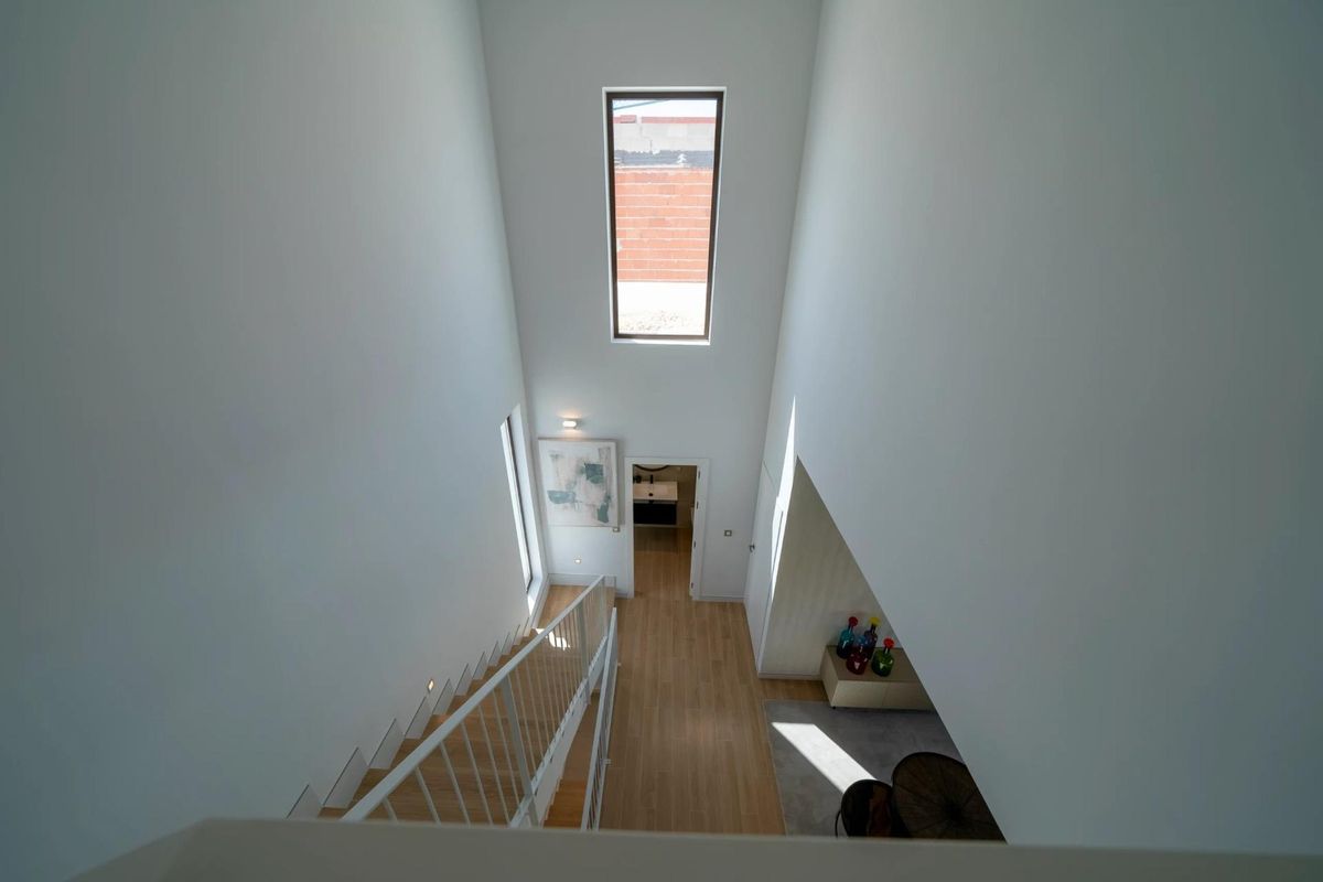 Bovenaanzicht van een lichte trap in een 3-slaapkamer villa in Finestrat, met natuurlijk licht en design.