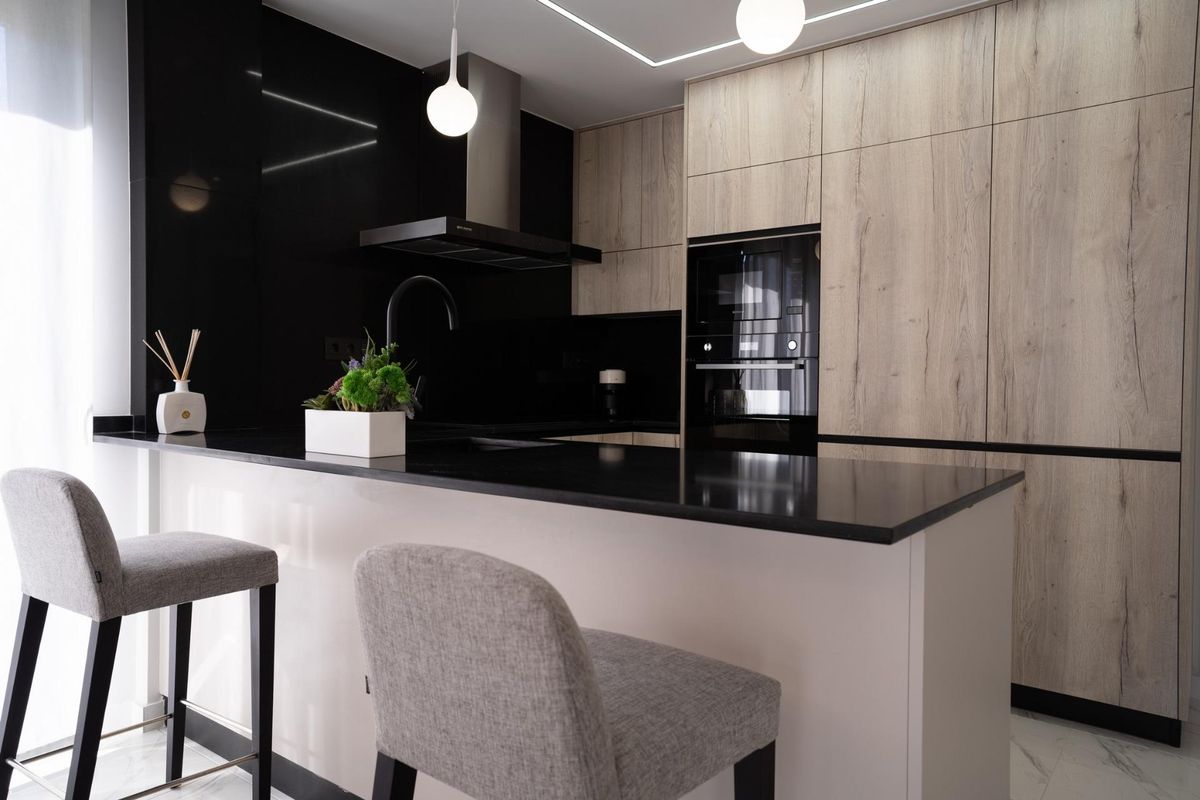 Contemporary keuken met moderne apparaten en design in een 3-slaapkamer appartement in Pilar de La Horadada.