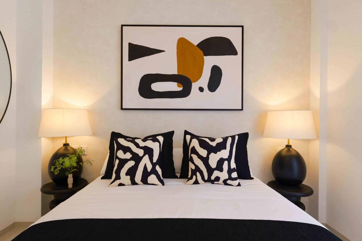 Stijlvolle slaapkamer in een bungalow met 3 slaapkamers, met moderne decoratie en gezellige verlichting in Rojales, Costa Blanca Zuid.