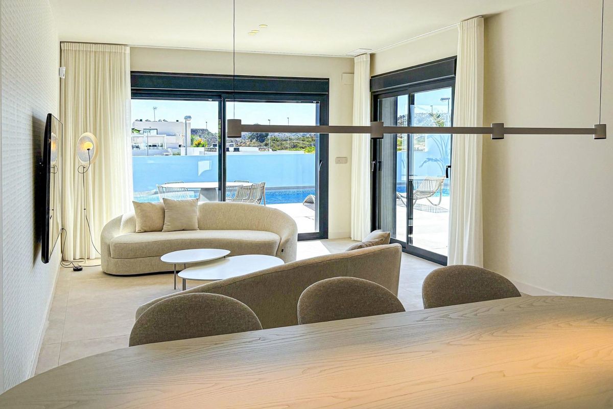 Stijlvolle woonkamer met moderne decoratie en uitzicht op het zwembad in Rojales, Costa Blanca Zuid.