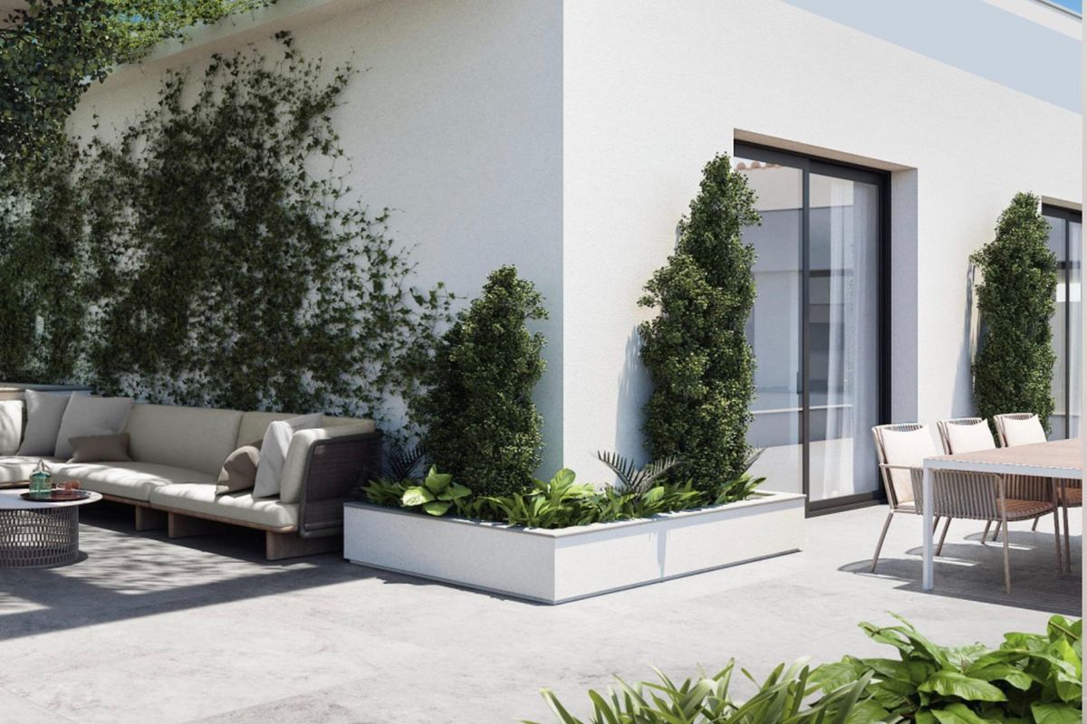 Ruim terras met loungegedeelte en potplanten, onderdeel van een elegant penthouse in Torrevieja.