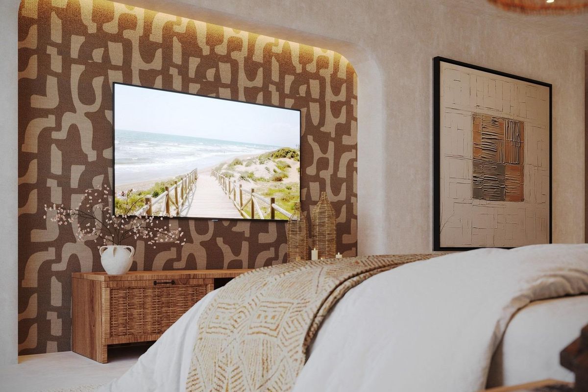 Gezellige slaapkamer met een grote tv en stijlvolle decoratie in een villa in Jávea.