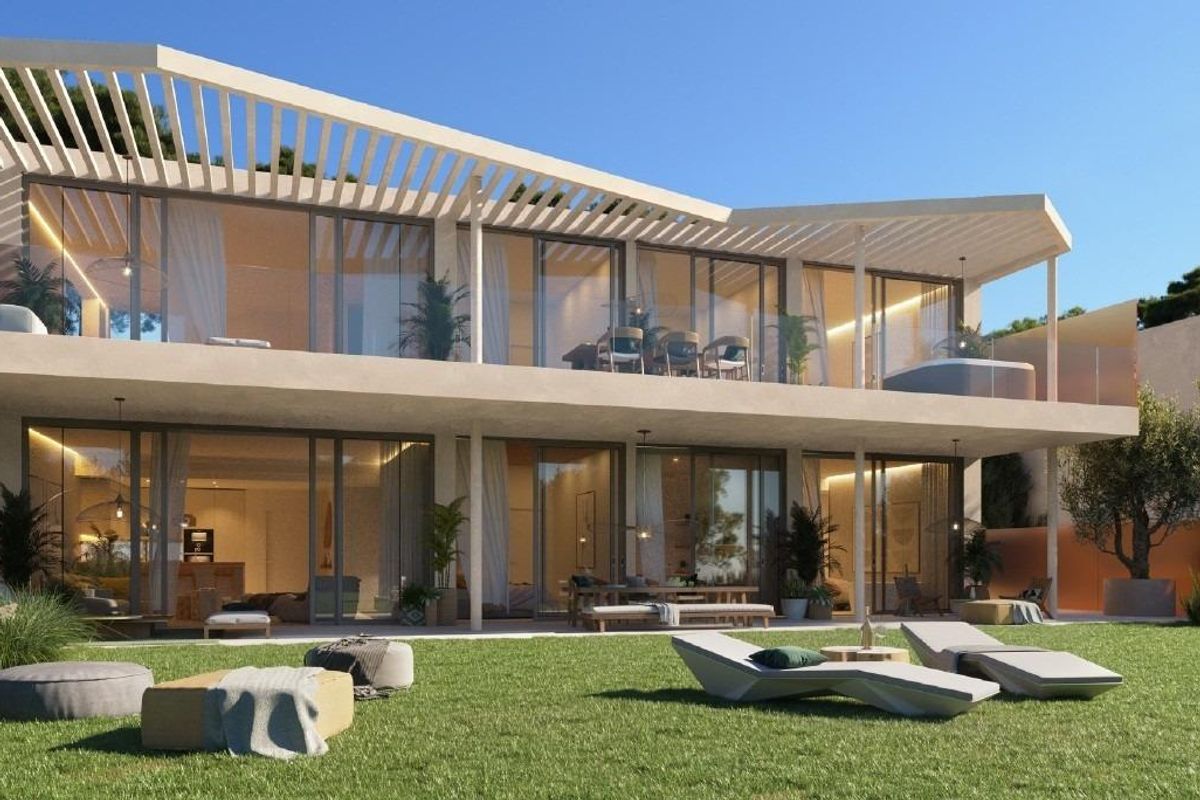 Stijlvolle buitenkant van een modern appartement in Fuengirola met een uitgebreide tuin en terras.