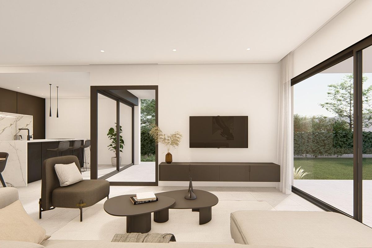 Moderne villa woonkamer in Molina De Segura, Spanje. Open naar keuken en eetgedeelte. Groot raam met uitzicht op de tuin.