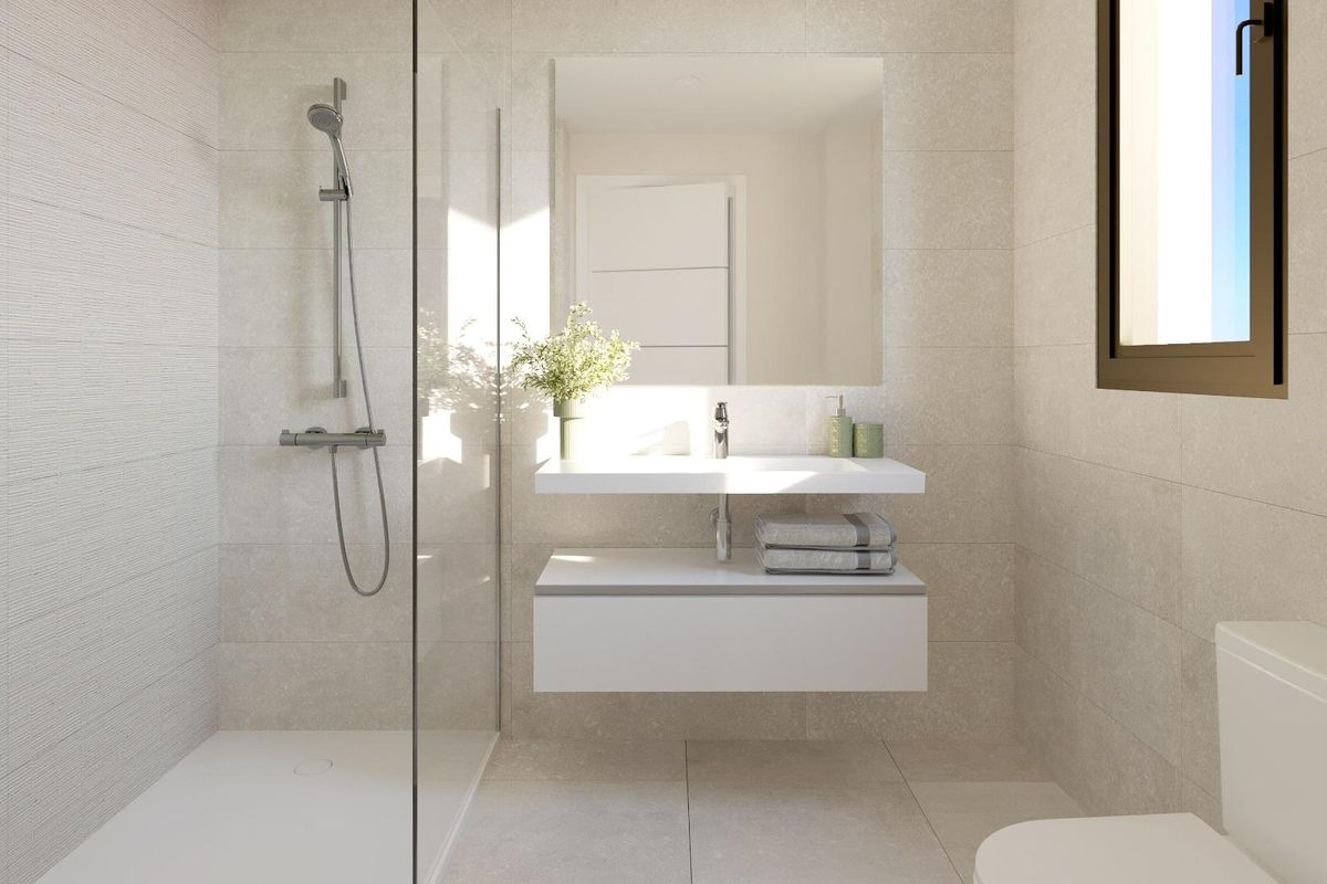 Moderne badkamer in een 3-slaapkamer penthouse in Estepona, met nette afwerkingen en helder natuurlijk licht.