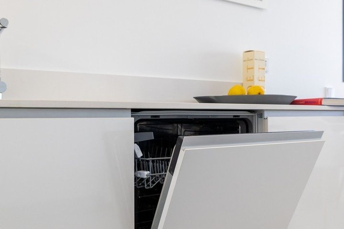 Close-up van een moderne vaatwasser in een strakke keuken van een 3-slaapkamer appartement in Santa Pola, Costa Blanca.