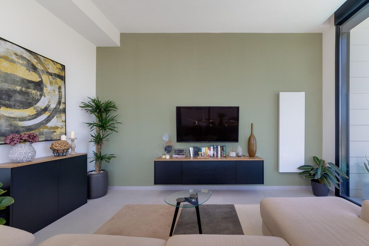 Moderne woonkameropstelling in een 3-slaapkamer villa met natuurlijke decoratie in Pilar de La Horadada.