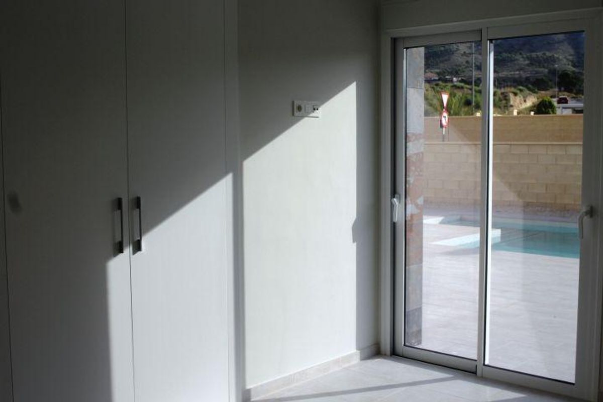 Heldere slaapkamer met toegang tot het buitengebied in een villa met 3 slaapkamers in La Romana, Costa Blanca Zuid, Spanje.