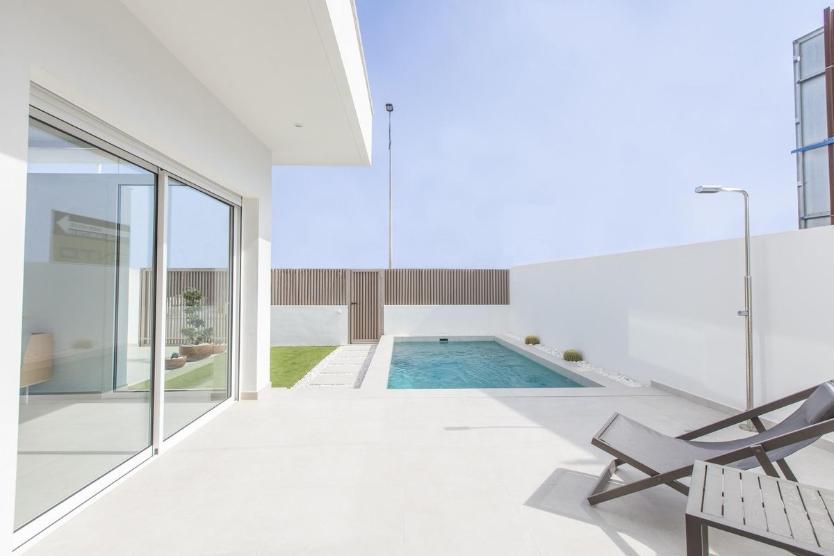 Privé zwembad van de villa in San Javier, met een modern ontwerp en loungedeel.