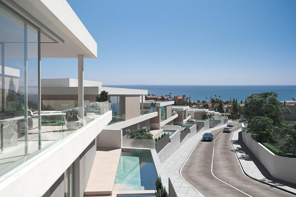 Luxe 4-slaapkamer villa exterieur in Estepona, met moderne architectuur en zeezicht.