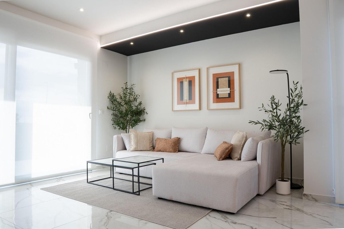 Ruime woonkamer in een 3-slaapkamer villa, met modern decor in een lichte kleurenpalet in Ciudad Quesada.