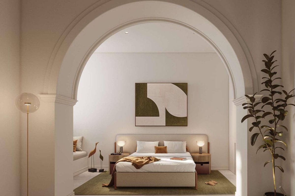 Stijlvolle slaapkamer met een boog ingang en comfortabele meubels in een 3-slaapkamer appartement op de begane grond in Málaga.