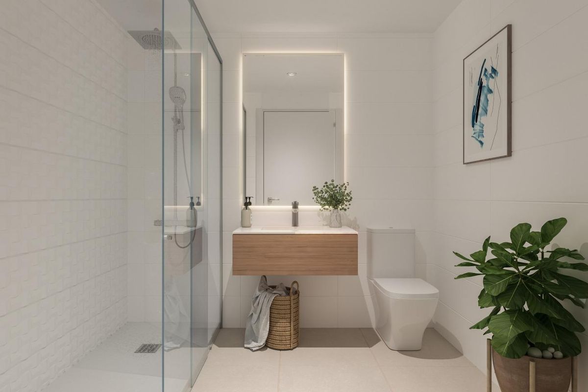 Gevorderde badkamer met moderne armaturen en een glazen douche in het Estepona penthouse.