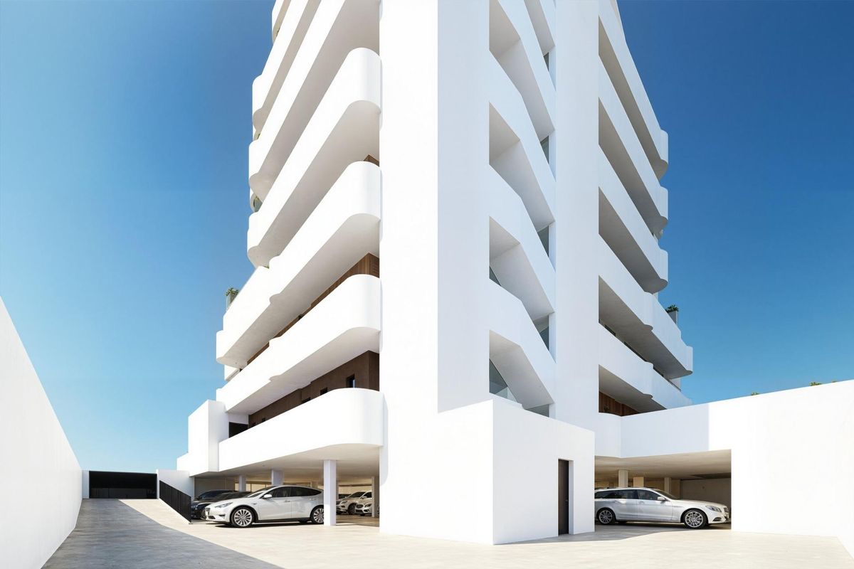 Verhoogd zicht op een modern appartementencomplex met parkeren in Guardamar del Segura, Costa Blanca Zuid.