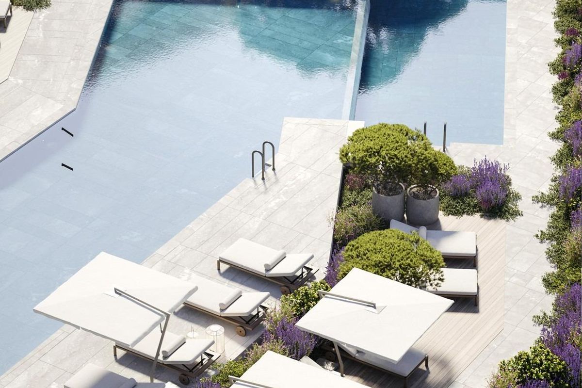 Stijlvol zwembad met ligstoelen en weelderige lavendel tuinen in Mijas, Costa del Sol appartementencomplex.