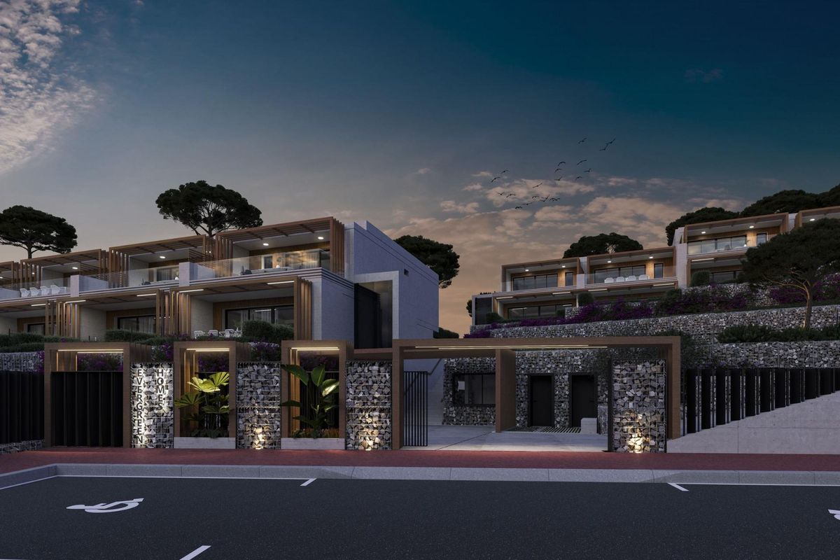 Avondzicht op de entree van een 4-slaapkamer townhouse in Mijas, Costa del Sol, met stijlvolle ontwerpen en verlichting.