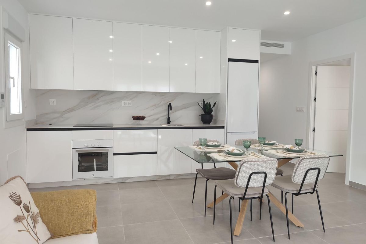 Contemporary eetopstelling in de keuken met stijlvolle meubels in een townhouse in Torre Pacheco, Costa Calida, Spanje.