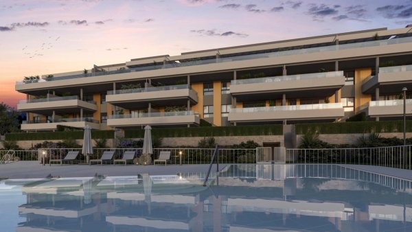 Moderne penthouse met 3 slaapkamers en een ruim terras met uitzicht op het zwembad en de tuinen in Torremolinos.