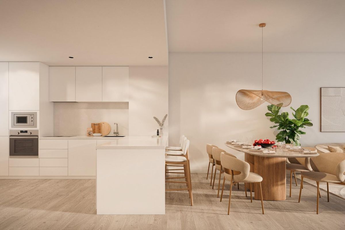 Moderne keuken met eetruimte in een townhouse in Mijas, met een strakke uitstraling en apparatuur.