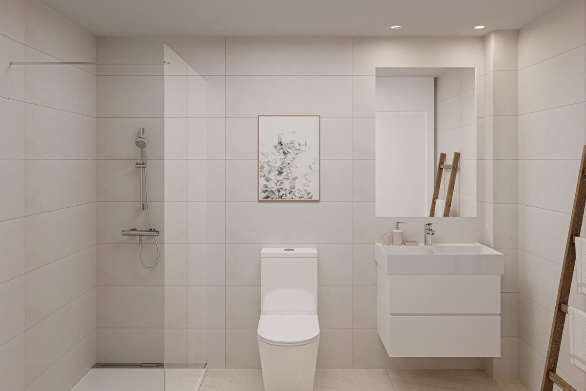 Moderne badkamer met douche, toilet en strakke kasten in dit appartement in Estepona.