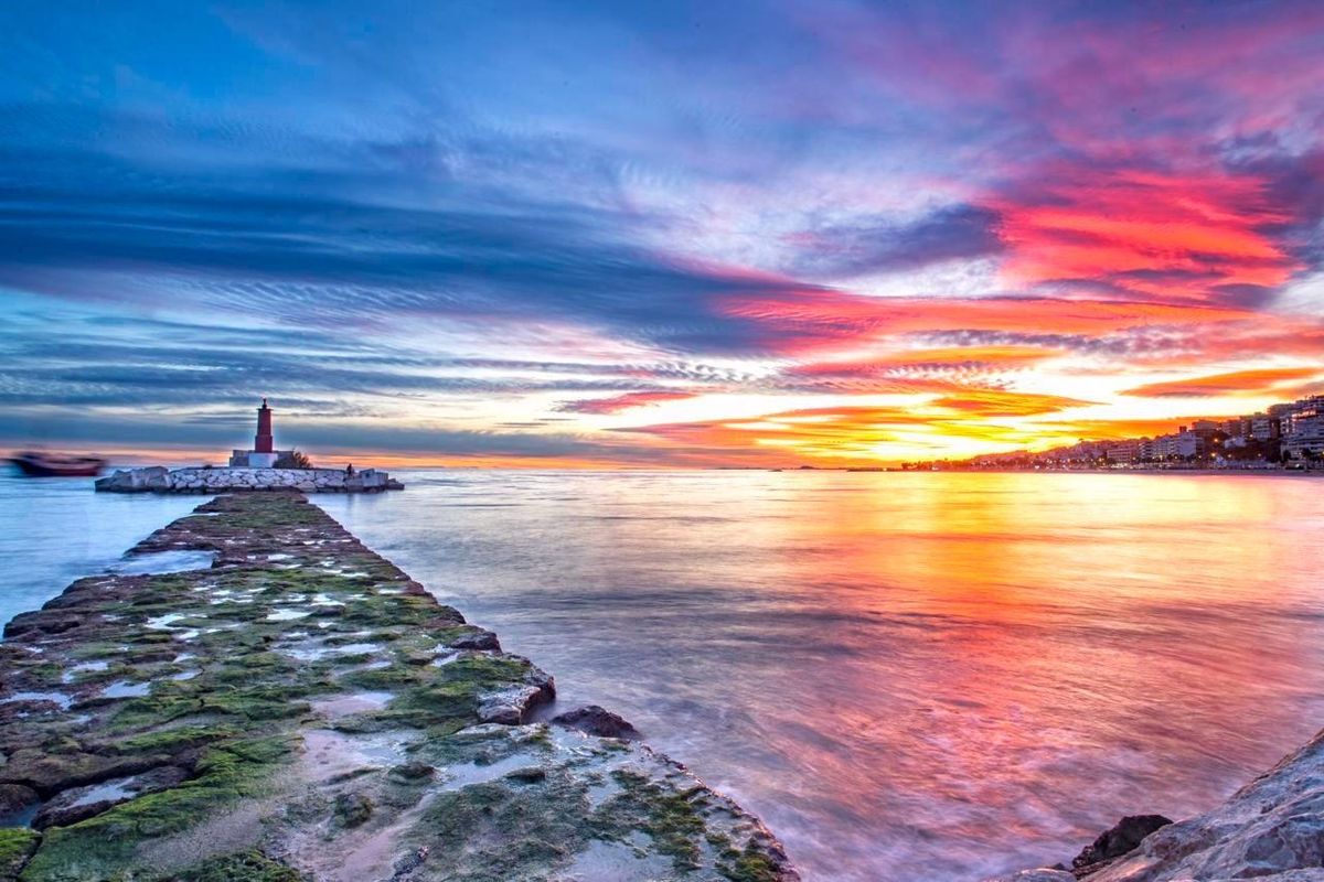 Prachtig uitzicht op de zonsondergang vanuit Villajoyosa, met kleurrijke luchten boven zee en kustlandschap.