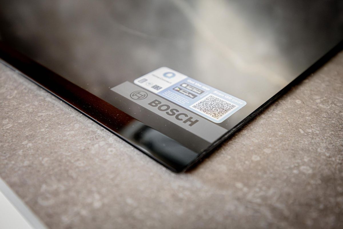 Elegant trapontwerp in een moderne 4-slaapkamer villa in Rojales, met glazen leuningen en marmeren treden.