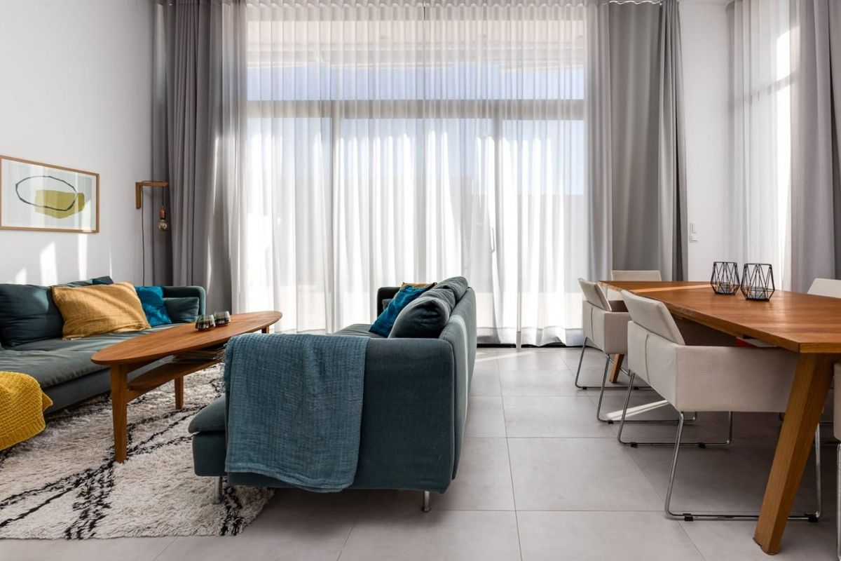 Moderne woon- en eetruimte in een villa met 3 slaapkamers in Pilar de La Horadada, vol met natuurlijk licht.