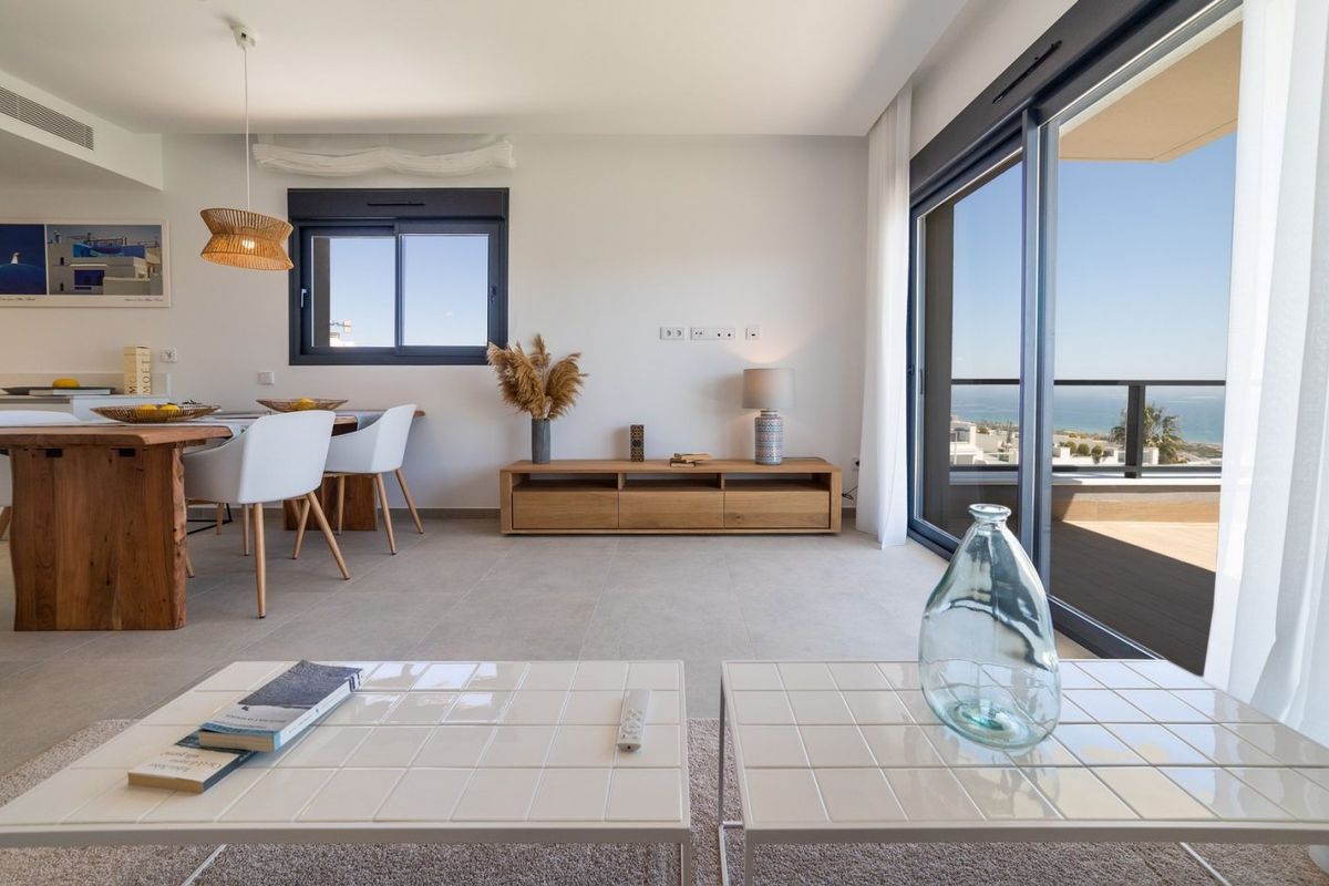 Heldere eetkamer met uitzicht in een 3-slaapkamer appartement in Santa Pola, Costa Blanca Zuid, die comfort en stijl combineert.