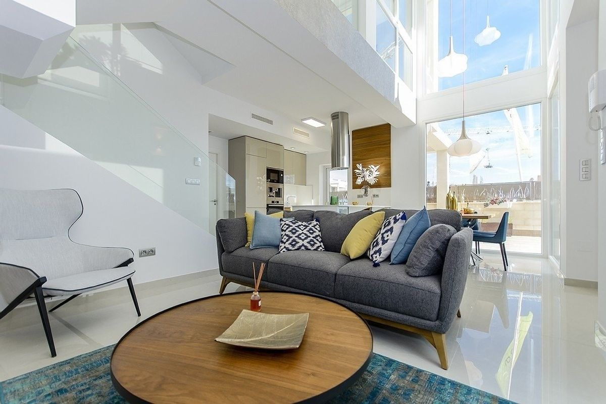 Lichte woonkamer in een 3-slaapkamer villa met moderne inrichting en grote ramen in Vera, Costa de Almeria.