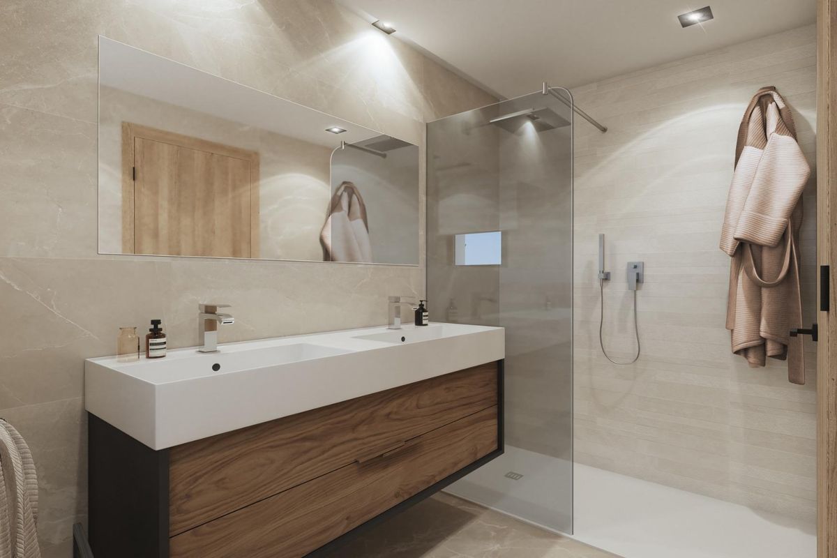 Contemporary badkamer in een 3-slaapkamer townhouse in Mijas, Costa del Sol, met een strakke douche en dubbele wastafel.