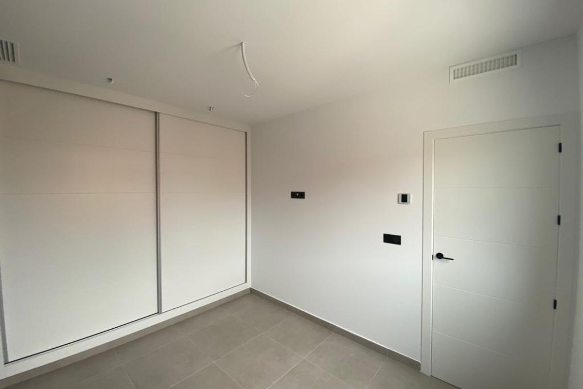 Een ander perspectief van de lege slaapkamer met grote opslag in de villa, Los Alcazares.