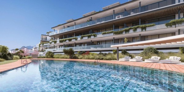 Buitenkant van een luxe appartementencomplex met zwembad in Estepona, Costa del Sol.