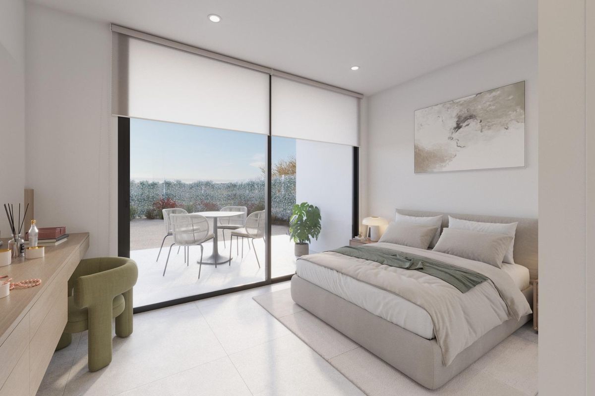 Stijlvolle slaapkamer met uitzicht in een moderne 3-slaapkamer villa in Fuente Álamo, Costa Calida, met schuifdeuren.
