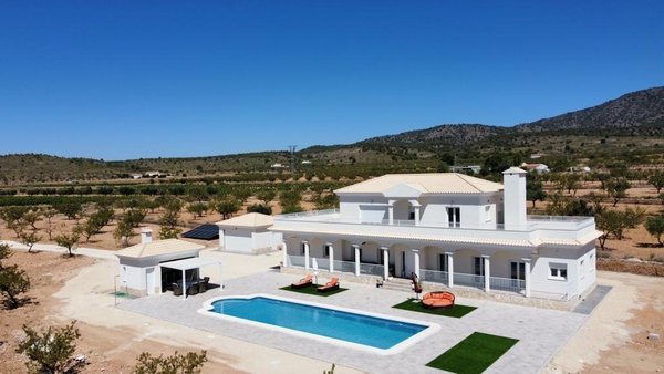 Buitenkant van een ruime 6-slaapkamer villa in Pinoso, Costa Blanca Zuid, met zwembad en tuinen.