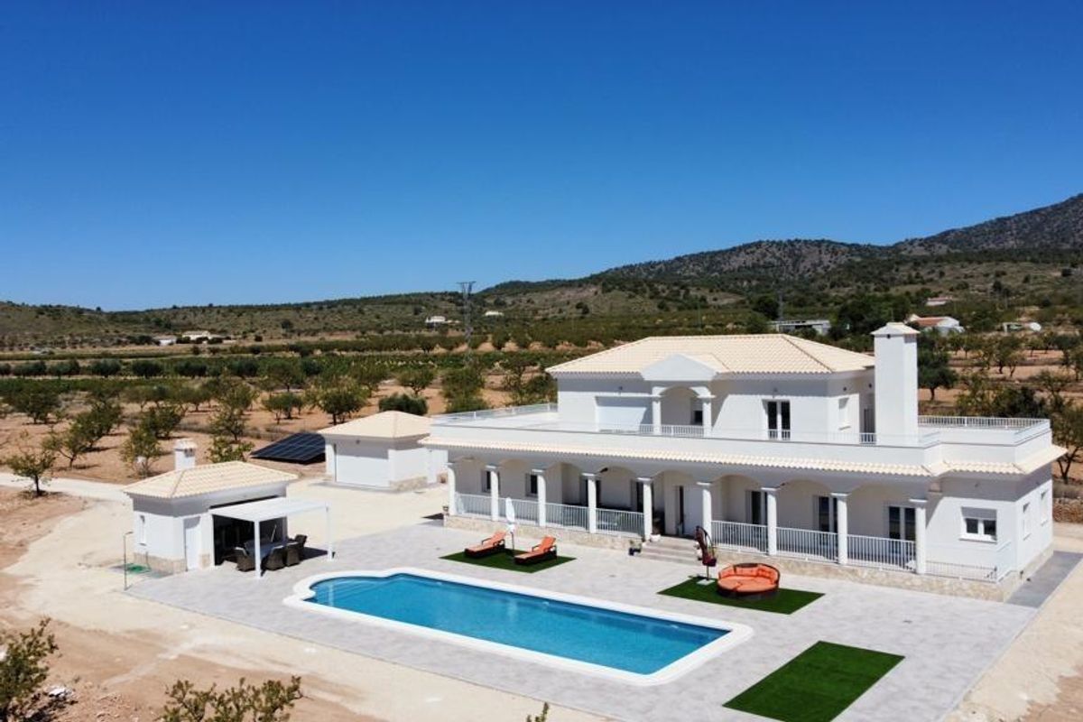 Buitenkant van een ruime 6-slaapkamer villa in Pinoso, Costa Blanca Zuid, met zwembad en tuinen.