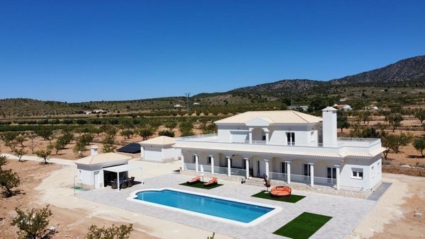 Buitenkant van een ruime 6-slaapkamer villa in Pinoso, Costa Blanca Zuid, met zwembad en tuinen.