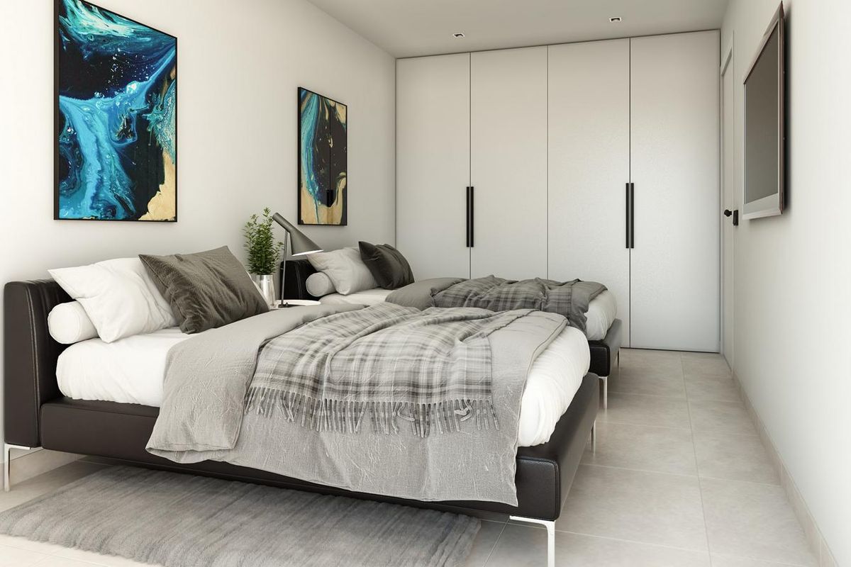 Uitnodigende slaapkamer in een villa in Denia, met twee eenpersoonsbedden en moderne decoratie voor een verfrissend verblijf.