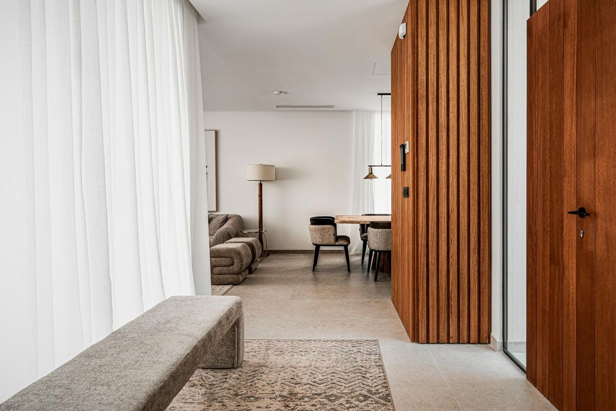 Entree van een 4-slaapkamer villa in La Nucia, met stijlvolle decoratie en open woonruimte.