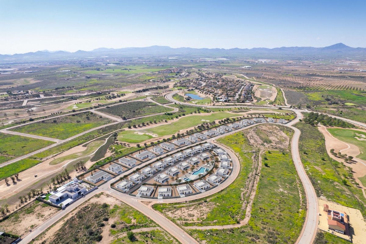Luchtfoto van een woongebied in Fuente Álamo, Costa Calida, met villa's en omliggende landschappen.