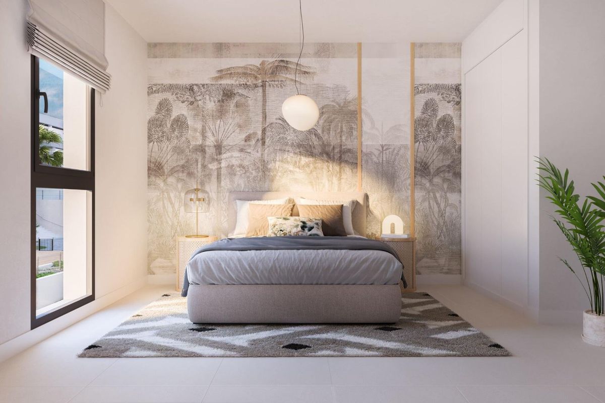 Chique gasten slaapkamer met elegante decoratie en lichte kleuren in een 2-slaapkamer penthouse in Estepona.
