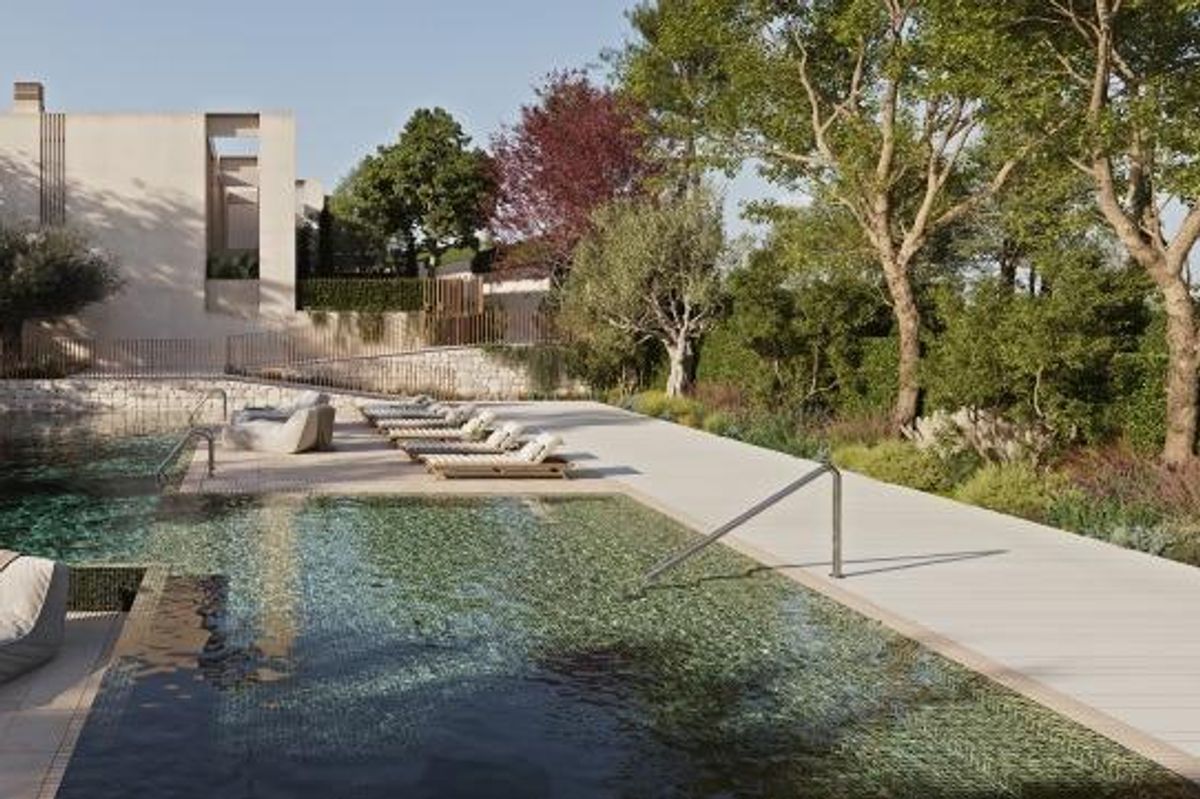 Uitnodigend zwembadgebied omringd door ligstoelen, gelegen in het wooncomplex in Godella, perfect voor ontspanning.